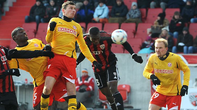 Jose Alex Ikeng von Ingolstadt (M.) köpft das 1:0 gegen Düsseldorf.