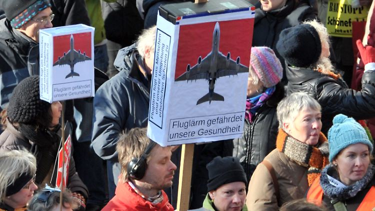 Im Frankfurter Flughafen kamen mehrere tausend Menschen zusammen.