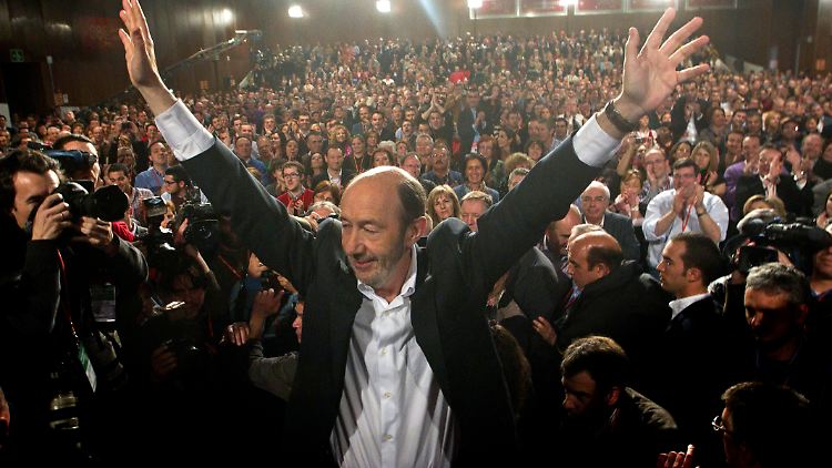 Ich bin der Sieger! Alfredo Rubalcaba zeigt in Sevilla seine Freude.