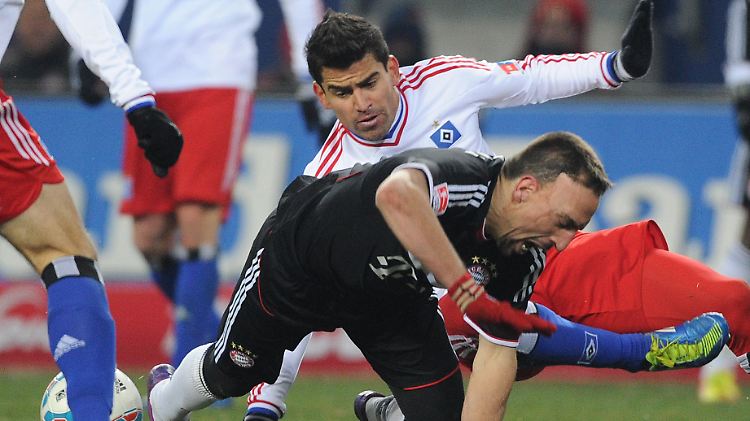 Franck Ribéry kann sich nicht gegen Tomas Rincon (h.) durchsetzen.