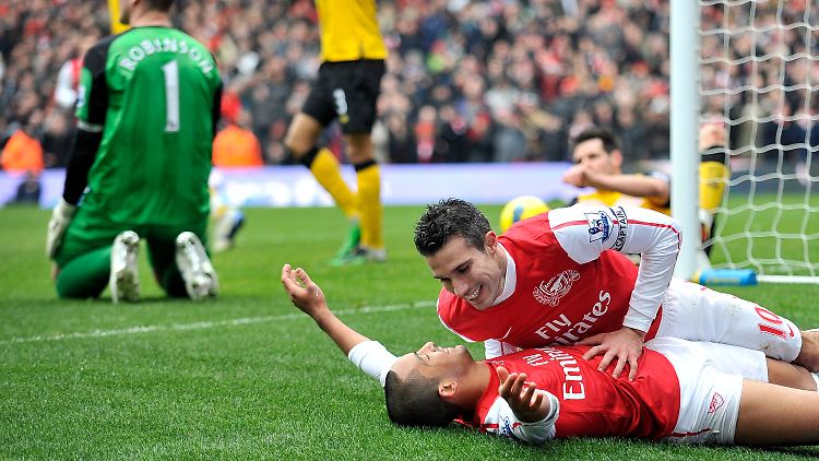 Robin Van Persie (o.) und Theo Walcott kommen sich näher.