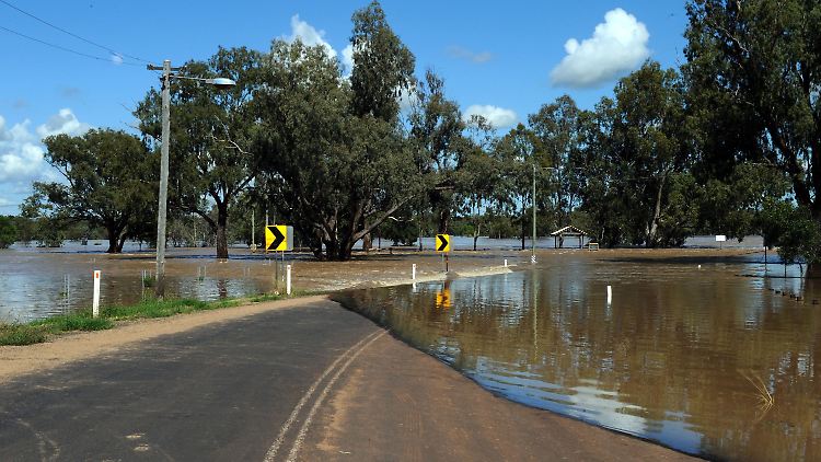 Eine überschwemmte Straße in der australischen Kleinstadt St. George.