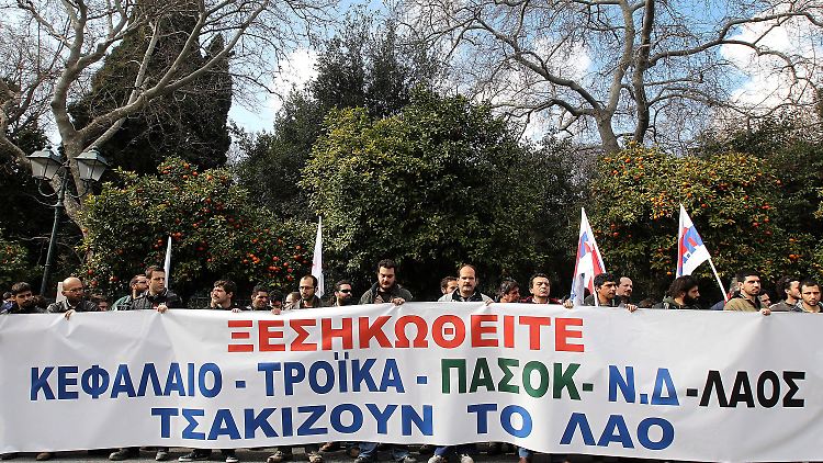 In Athen demonstrieren rund 5000 Autonome und außerparlamentarische Linke friedlich gegen die Sparpolitik.