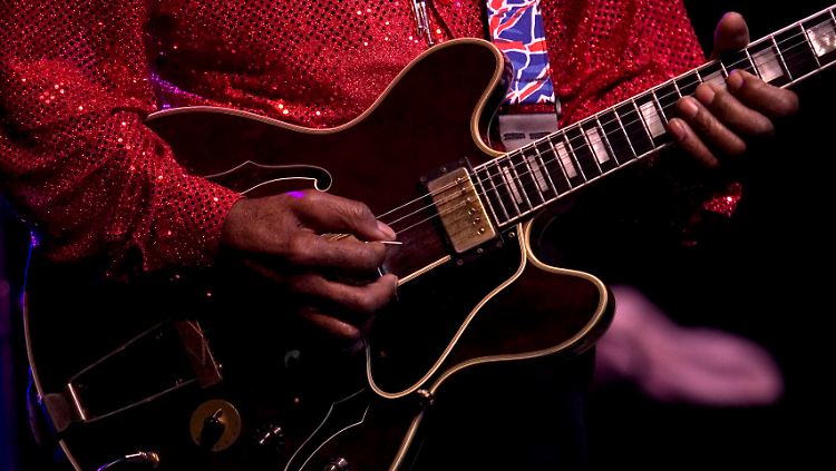 Chuck Berry gilt als Erfinder des Duckwalk, einer Showeinlage bei der der Gitarrist in halber Hockstellung auf einem angewinkelten Bein langsam vorwärts hüpft, während er das andere Bein nach vorne ausstreckt.