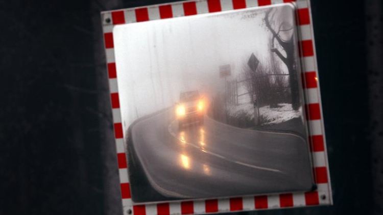 Die Scheinwerfer eines jeden dritten Autos weisen erhebliche Mängel auf. Das ergab eine ADAC-Erhebung.