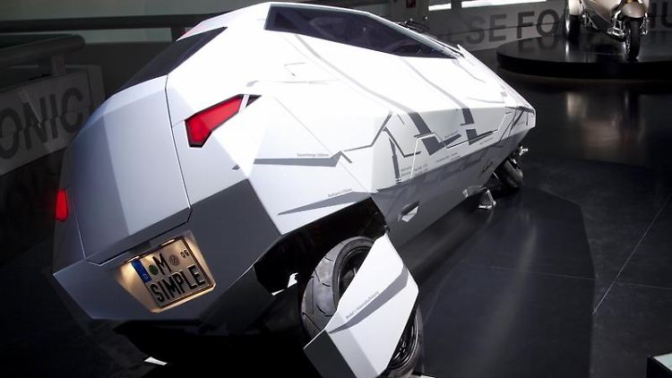 Schräge Sache: Die BMW-Studie "Simple" neigt sich in Kurven wie ein Motorrad zur Seite.