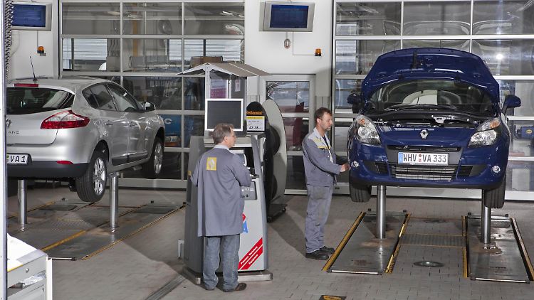 Fahrzeughalter werden vom Kraftfahrt-Bundesamt über Rückrufe der Autohersteller informiert.