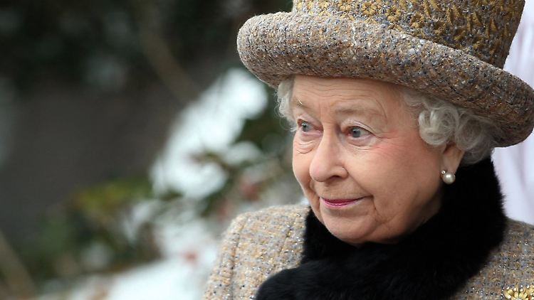 Erst 16 Monate nach dem Tod ihres Vaters wurde  Elizabeth feierlich zur Königin gekrönt.