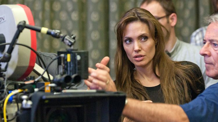 Angelina Jolie bei der Arbeit als Regisseurin.