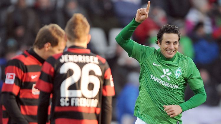 Zu früh gefreut: Werders Pizarro jubelt in Freiburg.