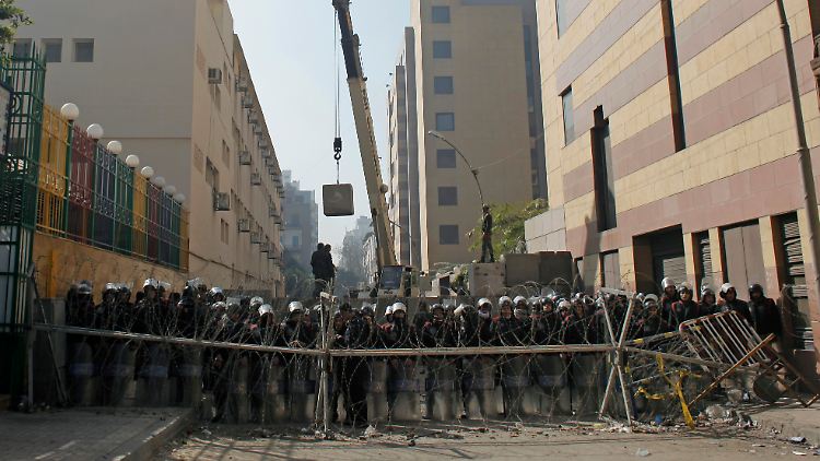 Die neuen Herrscher in Ägypten kämpfen derzeit an mehreren Fronten - auch gegen die Revolutionäre vom Tahrir-Platz.