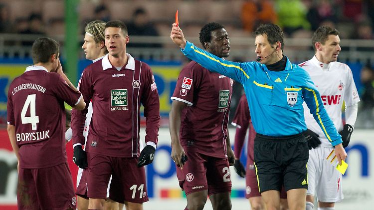 Schiedsrichter Wolfgang Stark zeigt Ariel Borysiuk die rote Karte.