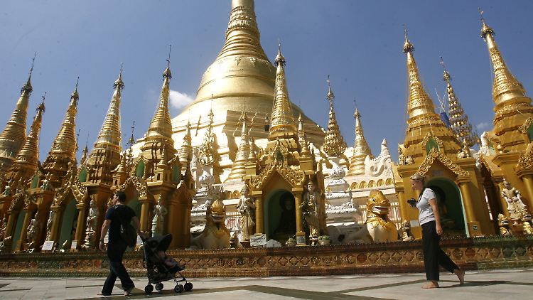 Touristen an der Shwedagon-Pagode in Yangon.