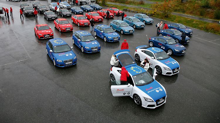 20 Wettbewerbsautos und zahlreiche Begleitfahrzeuge stehen auf den Lofoten am Start.