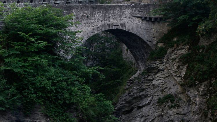 Über Berge und durch Täler: Der Tross zieht 4187 Kilometer von Norwegen nach Italien.