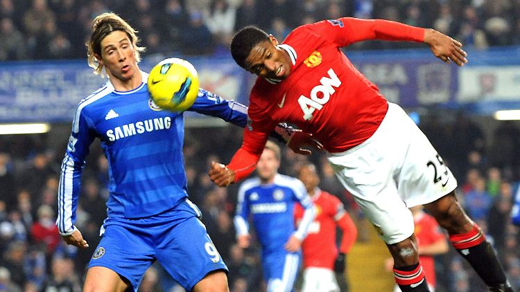 Kampf um den Ball: Chelseas Fernando Torres, links, und Manchesters Antonio Valencia.