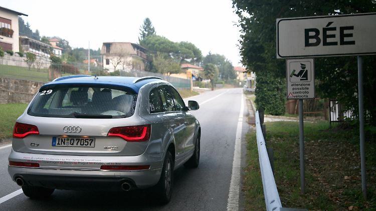 Bée ist das Ziel. Der Ort in Italien bereitet der Fahrzeugkolonne einen großartigen Empfang.