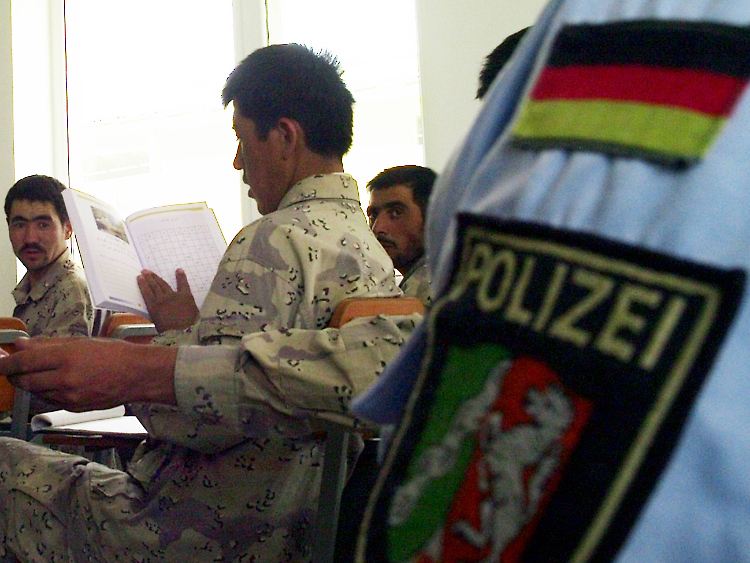 Deutsche Polizisten bauen in Masar-i-Scharif eine Polizeiakademie auf und bilden dort afghanische Polizisten aus.