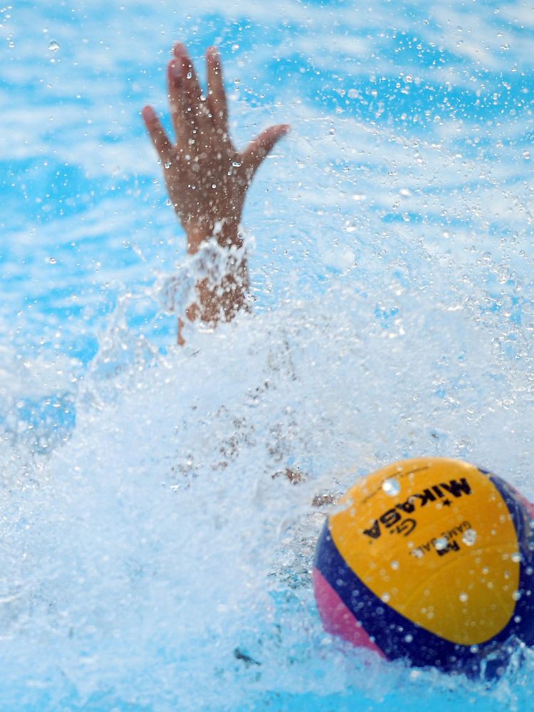 Beim Wasserball geht es oft hart zur Sache.