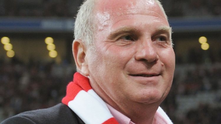 Helfer in der Not: Uli Hoeneß.