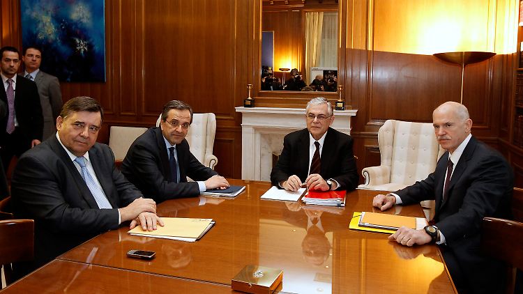 Vier Männer entscheiden ihr Schicksal: Laos-Chef Giorgos Karatzaferis, ND-Chef Antonis Samaras, Premier Papademos und Pasok-Chef Giorgos Papandreou (v.l.n.r.).