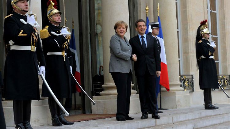 Bedingungsloses Bündnis: Merkel und Sarkozy vor dem Elysée-Palast.