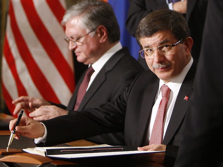 Armeniens Außenminister Edouard Nalbandian (L) und sein türkischer Kollege Ahmet Davutoglu unterzeichnen den Vertrag.