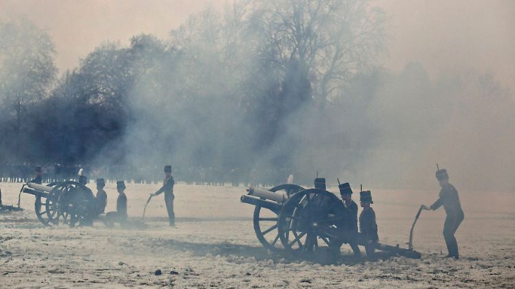 Mitglieder der Königlichen Artillerie begehen mit Kanonendonner das Jubiläum.
