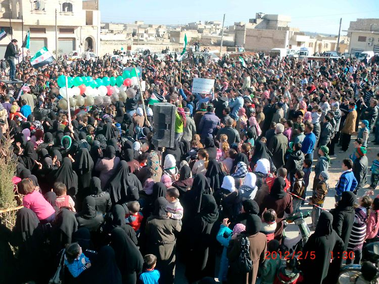 Trotz der Repressalien gehen Assad-Gegner auch in Syrien auf die Straße.