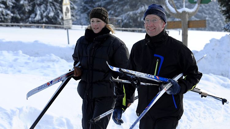 Diesmal ohne Auto: Wulf mit seiner Frau beim Skifahren in Thüringen.