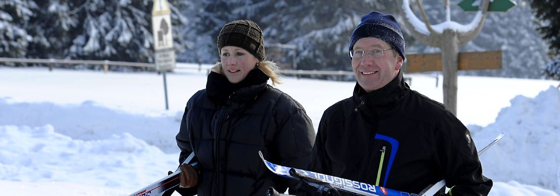 Diesmal ohne Auto: Wulf mit seiner Frau beim Skifahren in Thüringen.