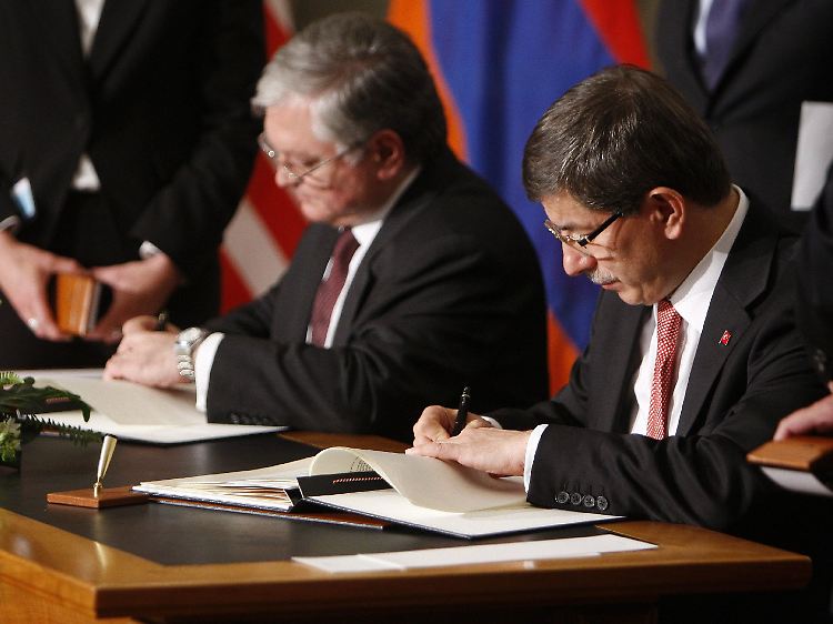 Die EU lobte die Einigung zwischen der Türkei und Armenien - hier die beiden Außenminister bei der Unterzeichnung des Abkommens.