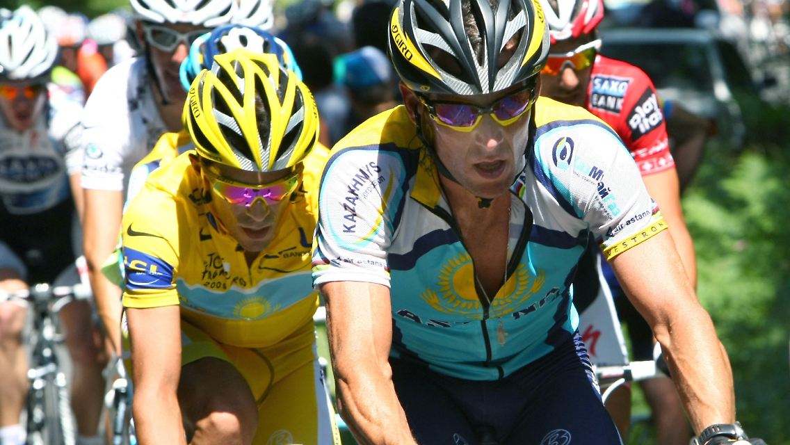 Lance Armstrong, vorne, und Alberto Contador - lasche Kontrollen für große Namen?