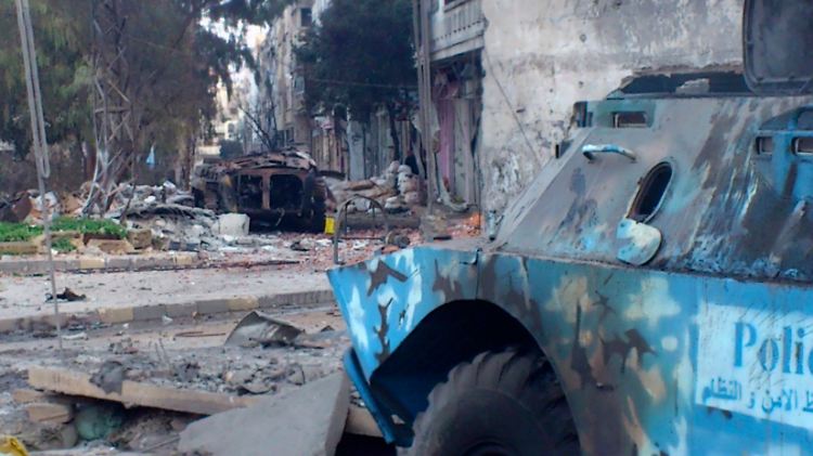 Ausgebrannte Panzerfahrzeuge in Homs: Kräfte der Freien Syrischen Armee (FSA) kämpfen gegen die Truppen von Präsident Assad.