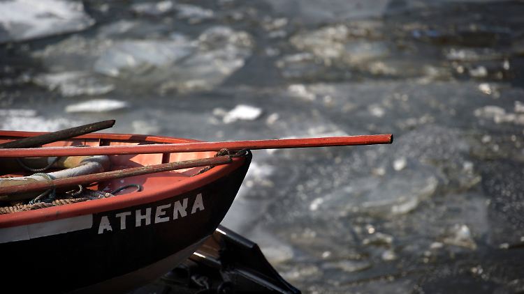 Dieses Rettungsboot mit dem Namen "Athena", vertäut im eisbedeckten Alberthafen in Dresden, ist Sinnbild für die festgefahrene Lage an der Griechenland-Front.
