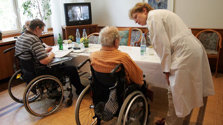 Viele Deutsche können sich ein Altwerden in einer Pflege-WG vorstellen.