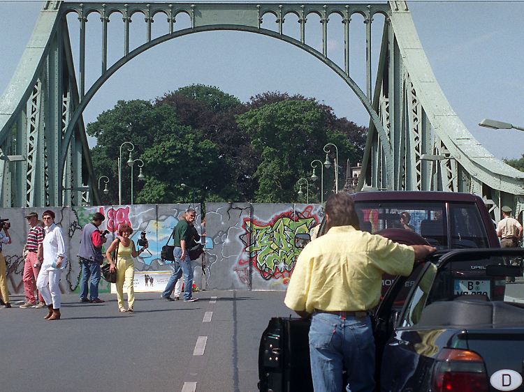 Anlässlich einer Gedenkveranstaltung stand 1997 eine symbolische Mauer auf der Glienicker Brücke.
