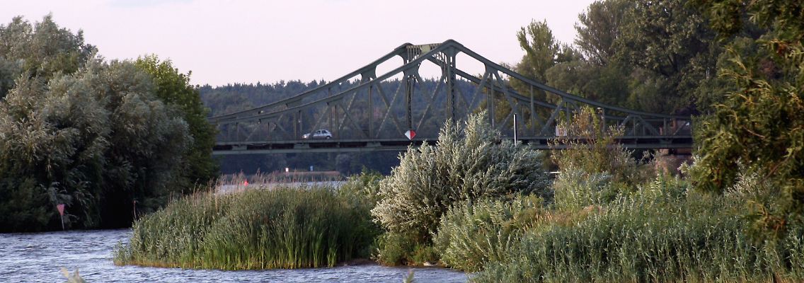 Die Glienicker Brücke bildet die Landesgrenze zwischen Berlin und Potsdam und war zu DDR-Zeiten Austauschpunkt für Spione beider Seiten.