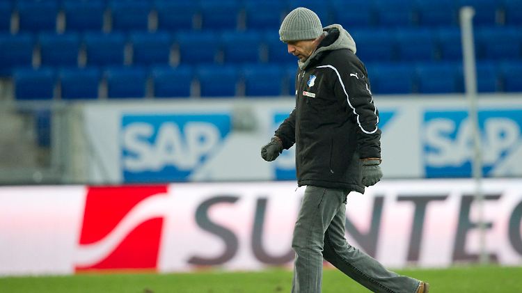 Nach dem schlappen Spiel gegen Augsburg: Hoffenheims Trainer Stanislawski verlässt den Rasen.