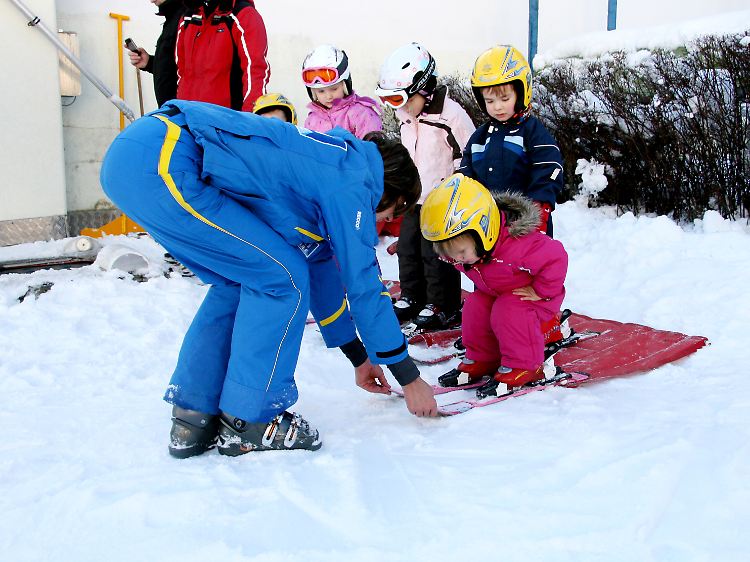 Die Kinder sind oftmals so leicht, dass sie Hilfe benötigen, um in Fahrt zu kommen.