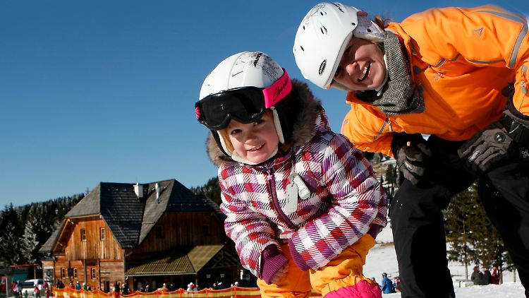 Skifahren lernen mit Spiel und Spaß: Die Kinder sind mit Eifer bei der Sache.