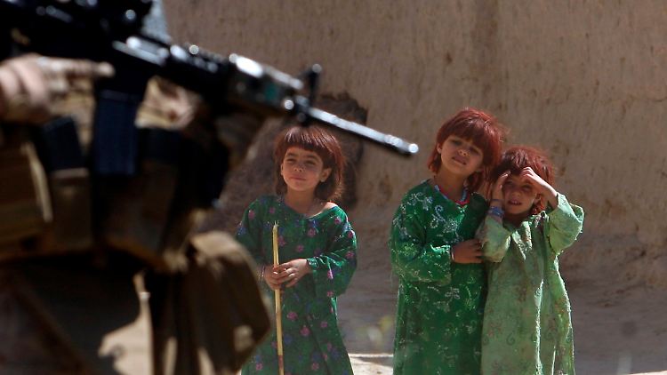 Kindheit voller Gewalt: Mädchen beobachten einen US-Soldaten.