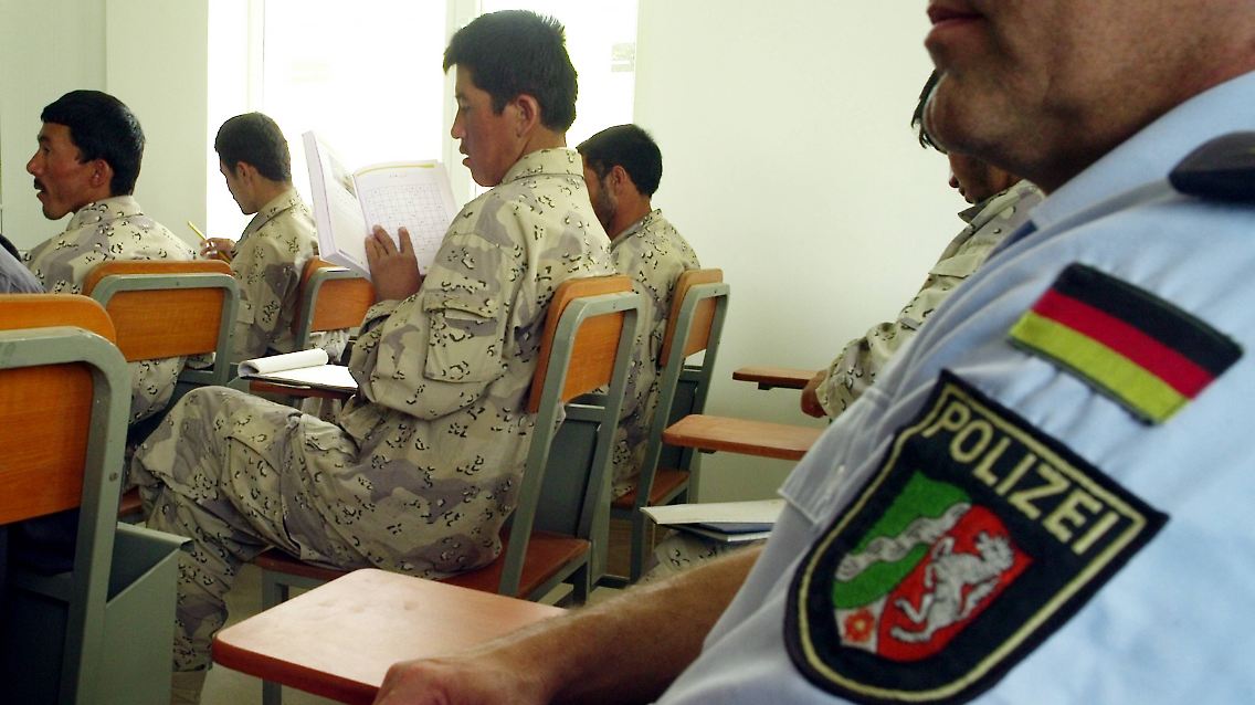 Afghanische Grenzpolizisten lernen in Masar-i-Scharif Lesen und Schreiben. Deutsche Polizisten betreiben in Masar-i-Scharif im Rahmen des Deutschen Polizei Project Teams (GPPT) den Aufbau einer Polizeiakademie und unterstützen die Ausbildung afghanischer Polizisten.