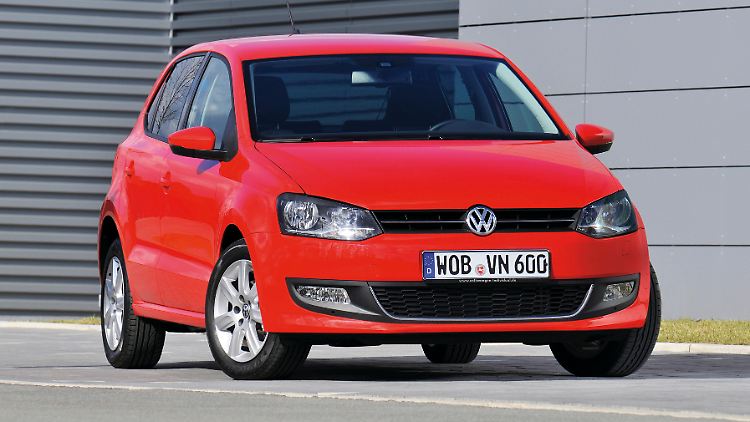 Der Polo hat in der Verkaufsstatistik wieder die Spitze im Kleinwagensegment übernommen und den Opel Corsa abgelöst.