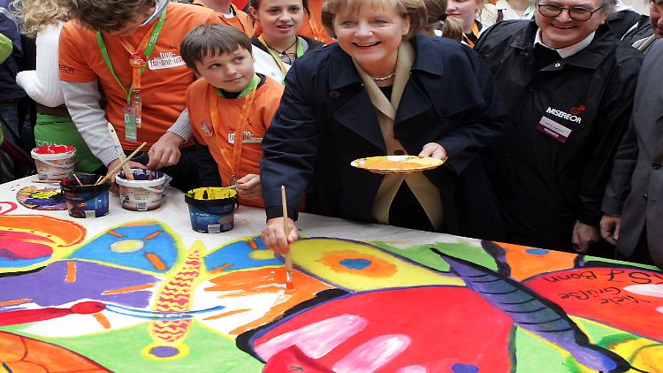Schon 2006 hat Kanzlerin Merkel abgefärbt, beim 96. Katholikentag in Saarbrücken aber mit Tusche und Pinsel.