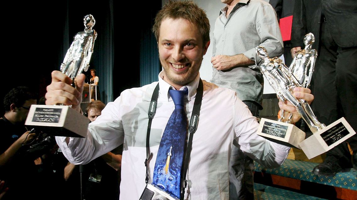 Duncan Jones mit seinem Preis für "Moon' beim Sitges International Film Festival.