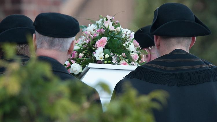 Chantals Sarg wird nach der Trauerfeier aus der Kreuzkirche im Hamburger Stadtteil Kirchdorf zur Beerdigung getragen.