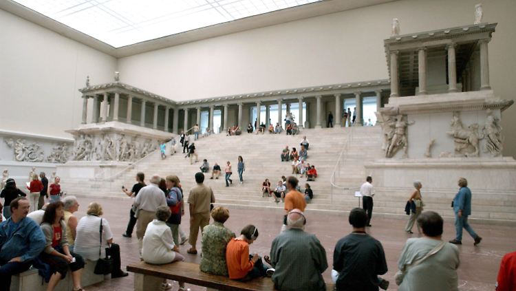 Besucher vor dem Pergamonaltar: Das Pergamonmuseum ist stark renovierungsbedürftig.