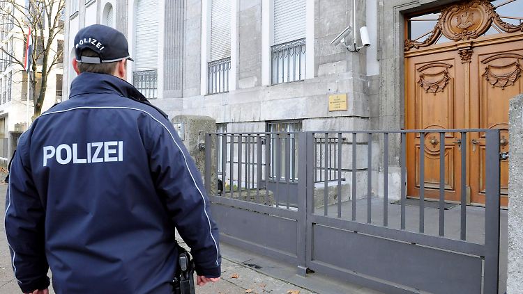 Die beiden Festgenommenen gehören offenbar nicht direkt der Botschaft an. Es soll jedoch Verbindungen geben.