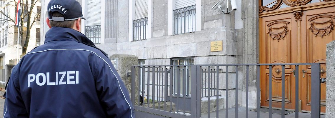Die beiden Festgenommenen gehören offenbar nicht direkt der Botschaft an. Es soll jedoch Verbindungen geben.